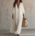 Vestido maxi fluido blanco con escote en V y detalle de encaje