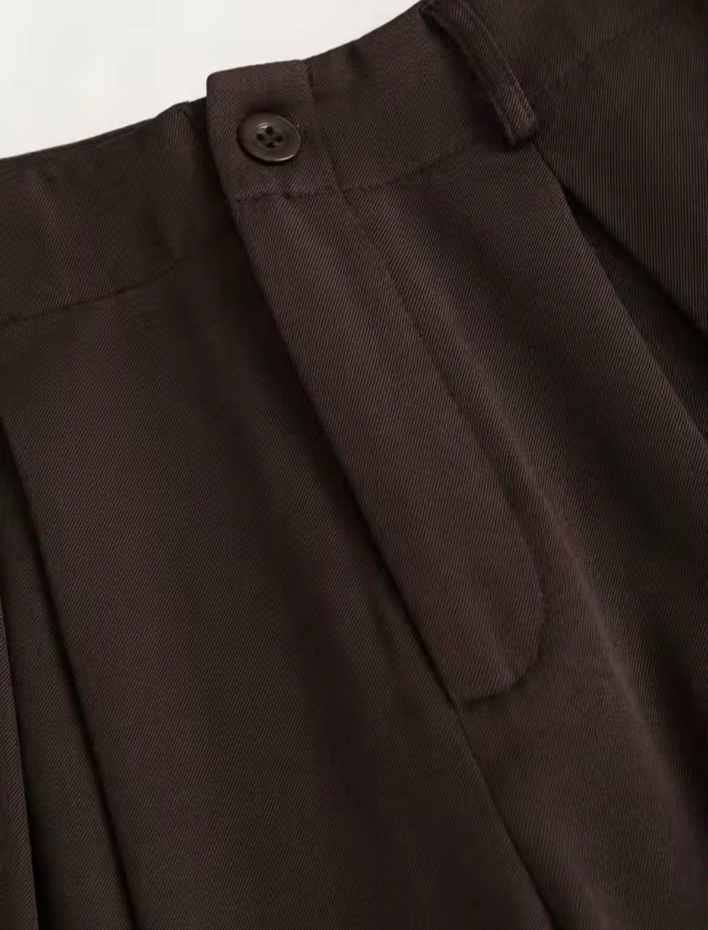 Detalle cintura y pinzas pantalón marrón