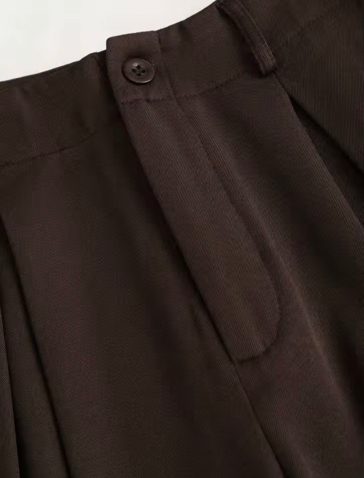Detalle cintura y pinzas pantalón marrón