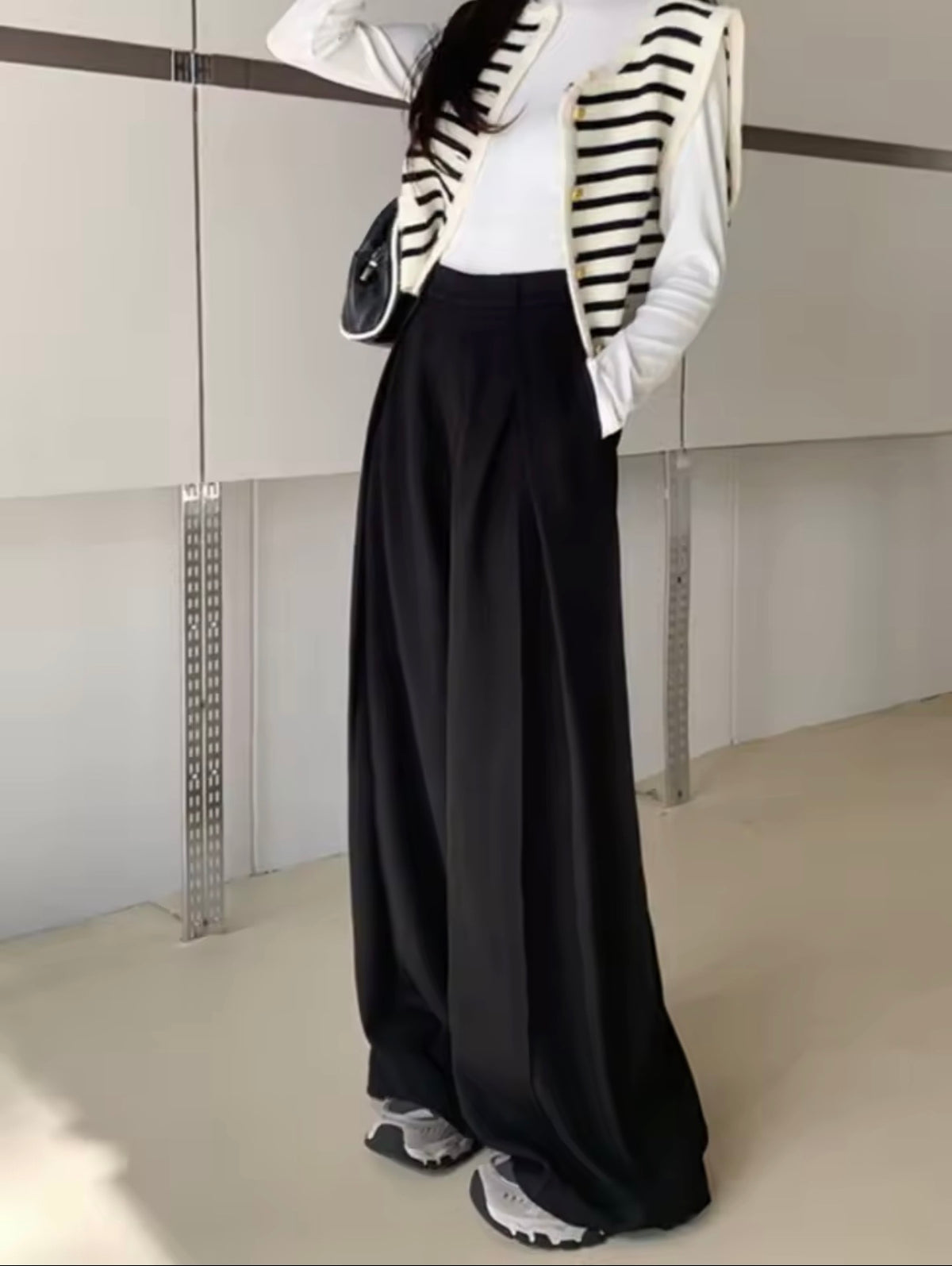 Pantalón ancho plisado negro - vista frontal