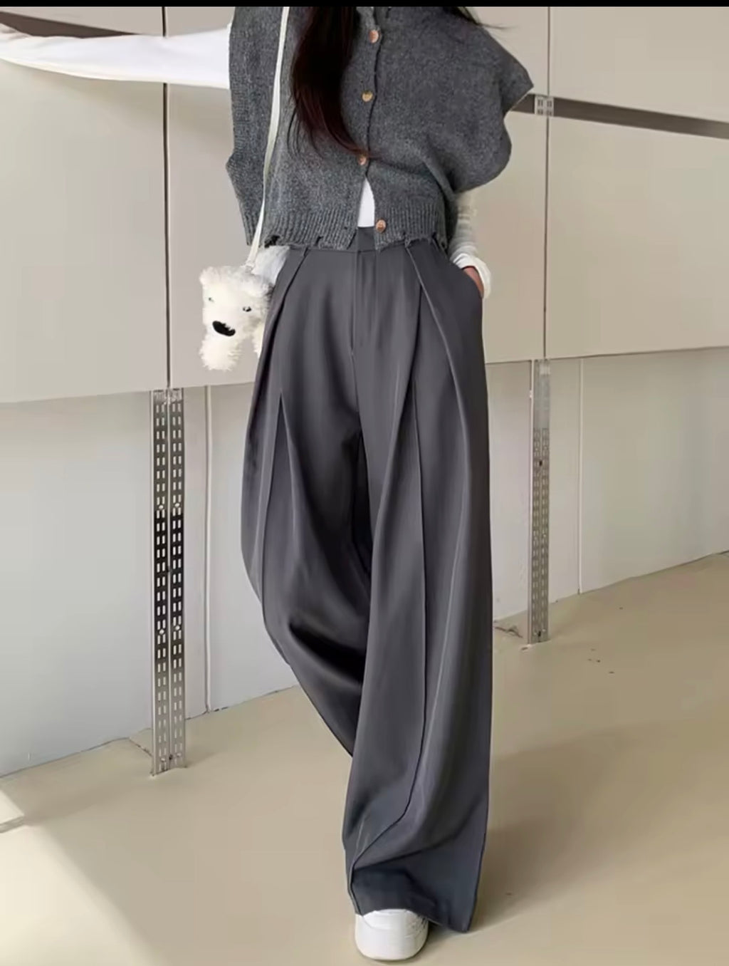 Pantalón ancho plisado gris