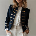 Chaqueta militar azul marino con botones dorados y ribete dorado
