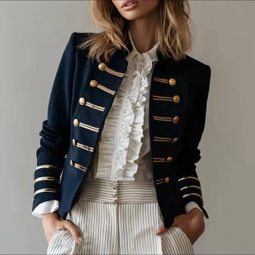 Chaqueta militar azul marino con botones dorados y ribete dorado