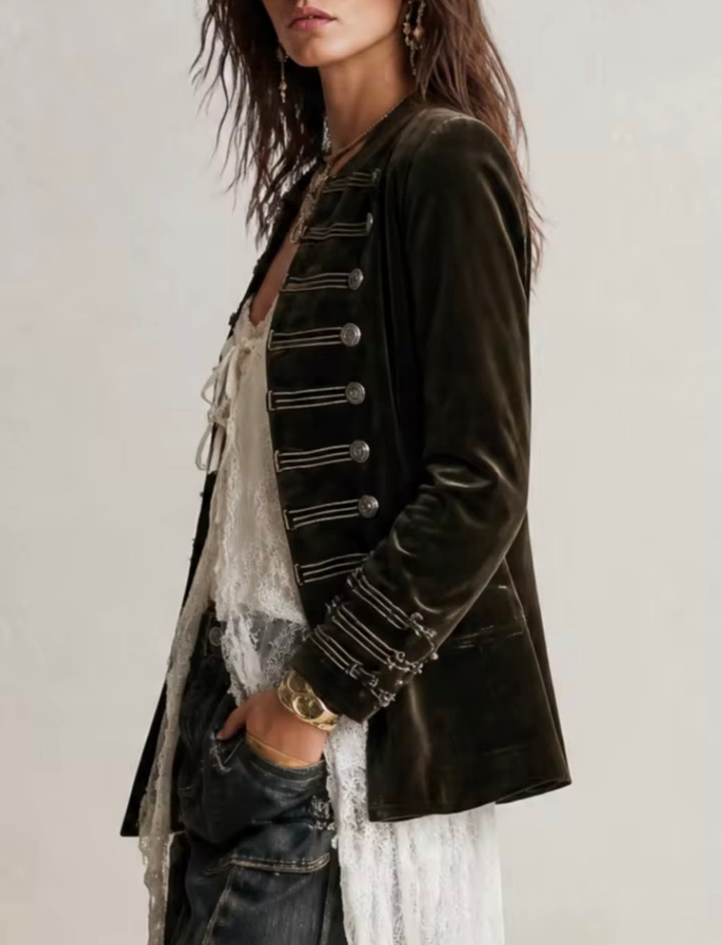 Chaqueta militar terciopelo negro - vista lateral botones plateados