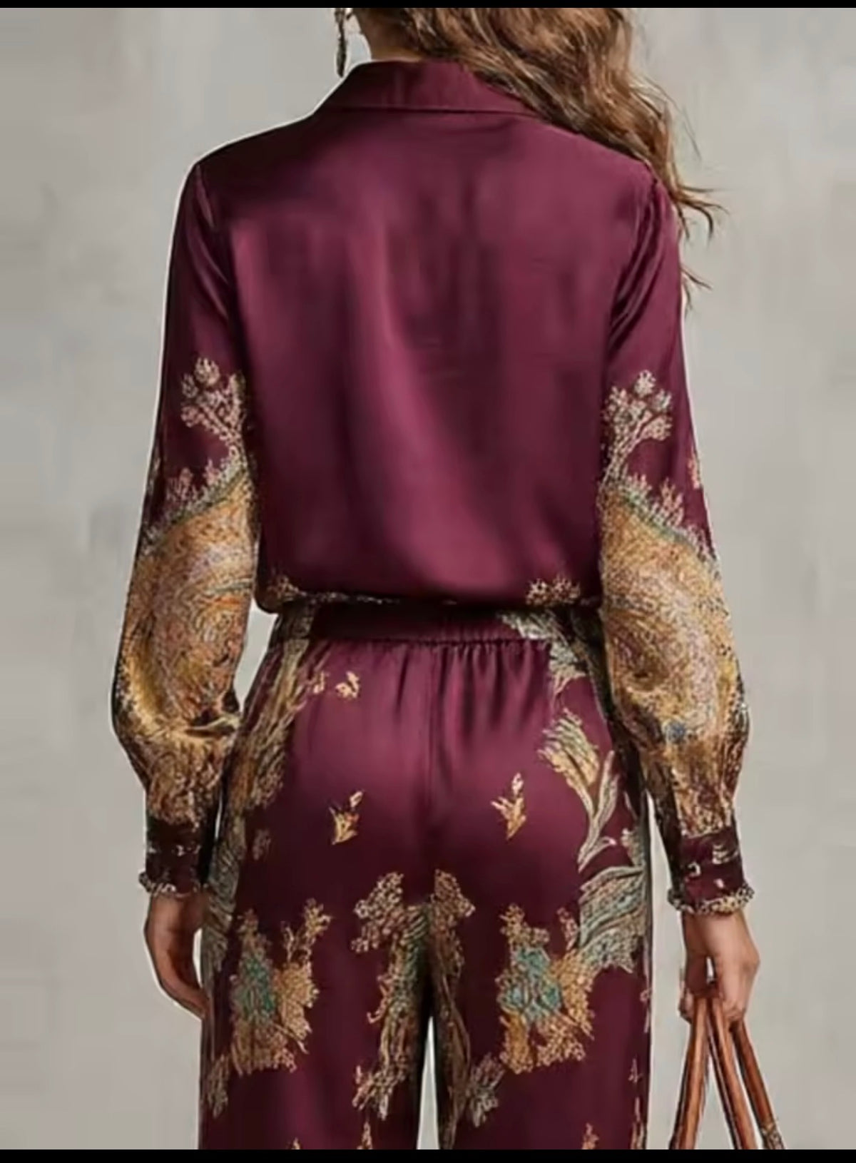 Conjunto satinado paisley burdeos - detalle espalda