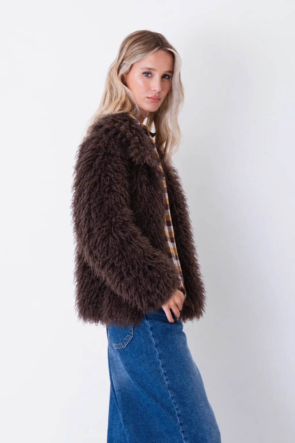 Chaqueta de pelo marrón vista frontal con modelo