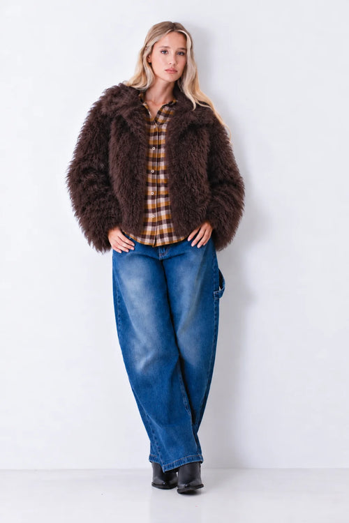 Chaqueta de pelo marrón vista lateral con modelo